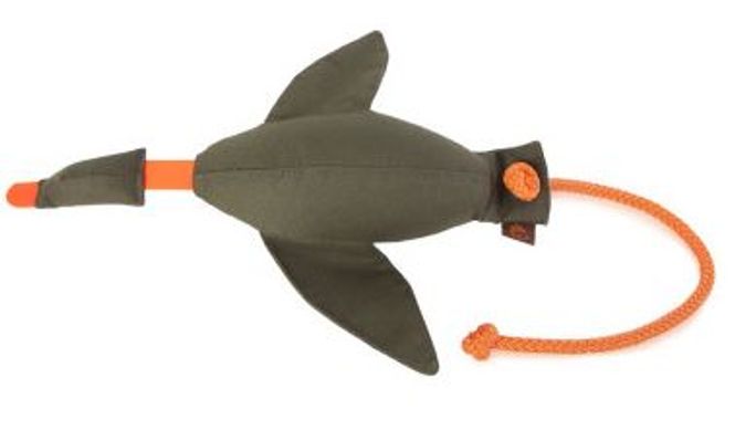 Huvudbild Fågel tygdummy Ca 400 g Kropp khaki Huvud + vingar khaki Totallängd utan handtag ca 35 cm Diameter ca 8 cm Firedog